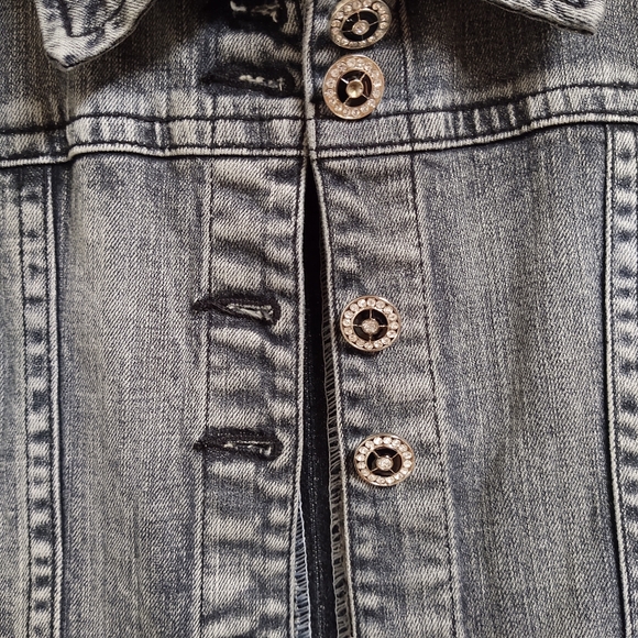 Stonewashed jean jacket with accent buttons. - Picture 6 of 7
